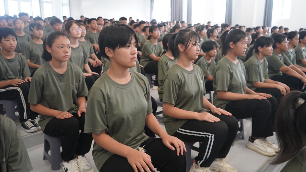 学生端坐，认真聆听宣讲。 马芊芊摄