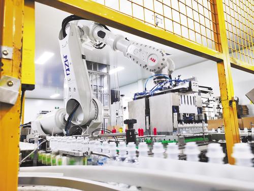 9月7日，在位於滄州經濟開發區的河北天成藥業自動化生產車間裡，“機器手”正在進行生產。 河北日報通訊員 胡祝源攝
