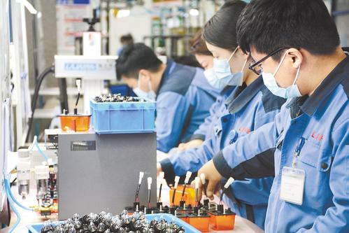 9月1日，在位於獻縣的來福汽車照明集團滄州有限公司，工人在生產線上工作。河北日報通訊員彭錦帥攝