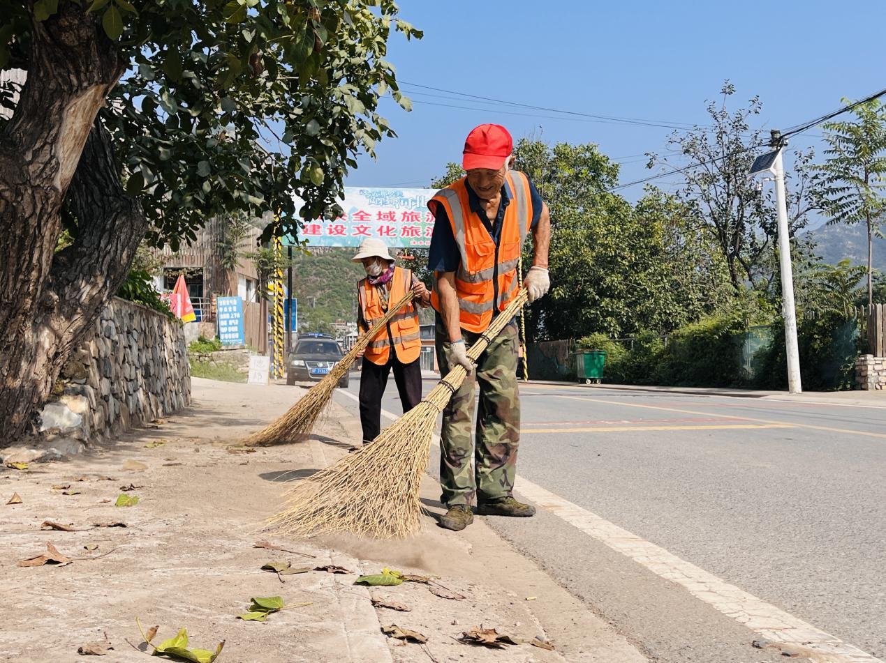 在淶水縣三坡鎮紫石口村，環衛工人正在清掃街道。 李金璐攝