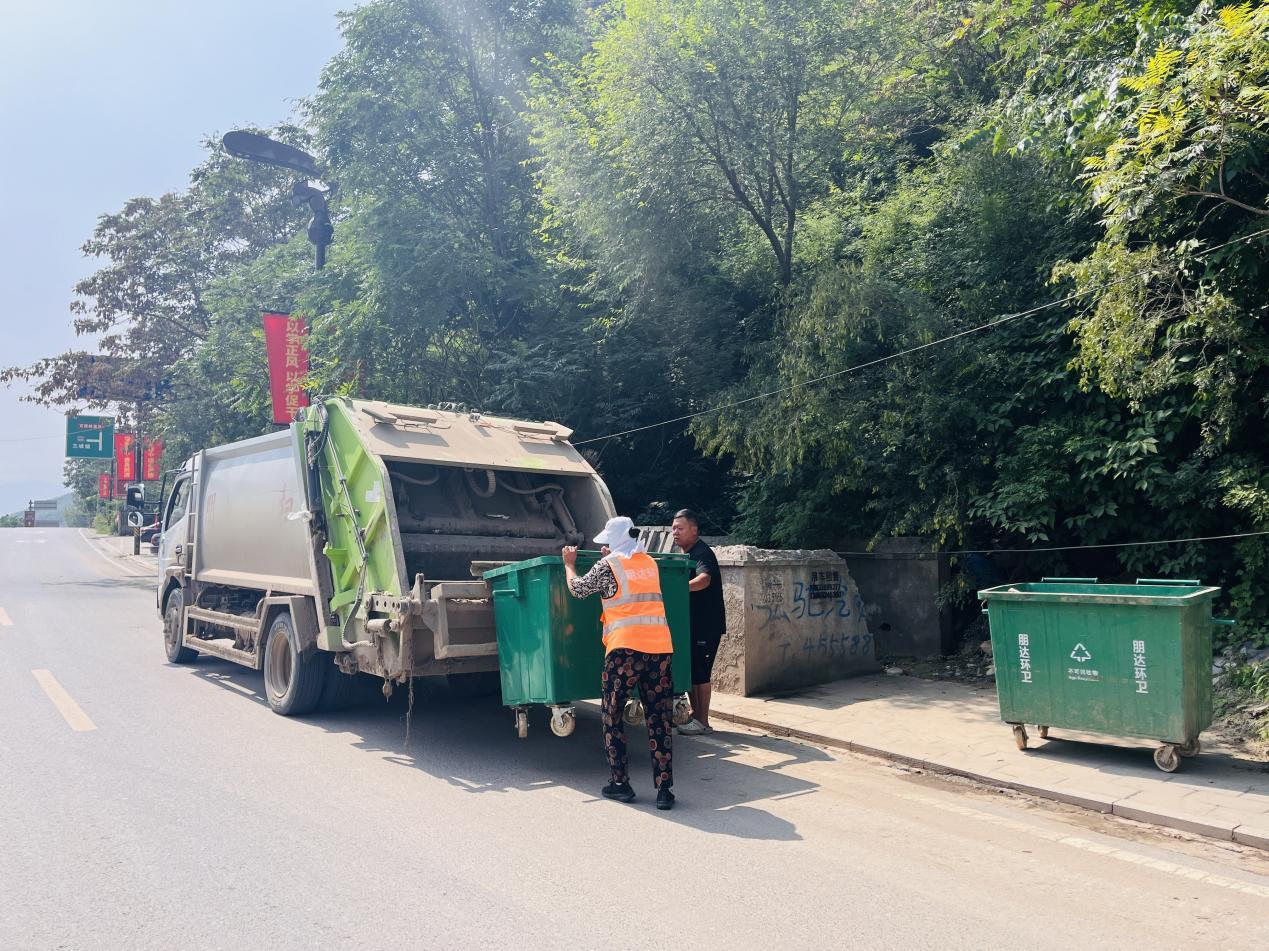 在淶水縣三坡鎮紫石口村，環衛工人正在轉運垃圾。 李金璐攝