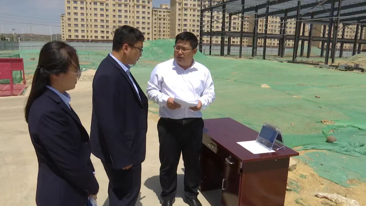 行政审批局工作人员为正在建设的国润HJT高效异质结电池项目技术总工讲解惠企政策。 宋志摄