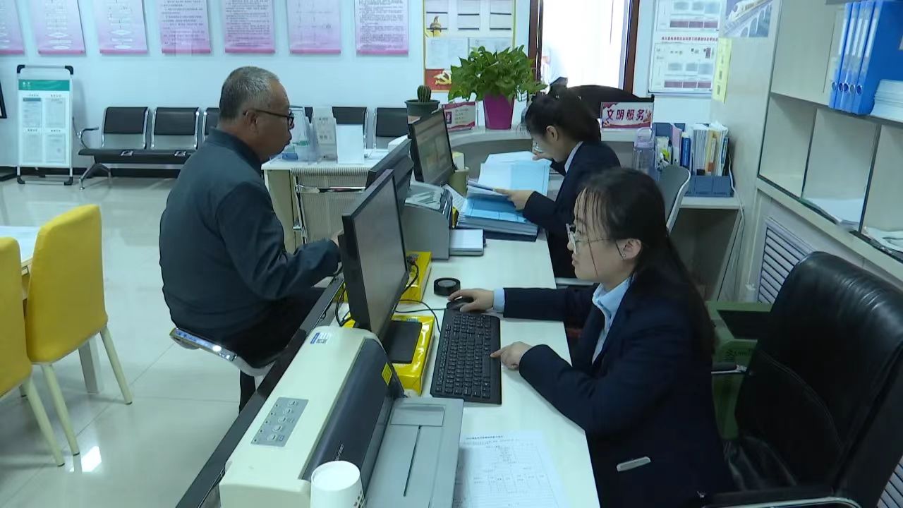 行政审批局工作人员下沉基层社区为个体工商户提供证件核验服务。 宋志摄