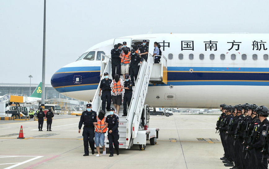 9月11日，河北省公安厅和保定市公安局从老挝押解冒充公检法以及虚假理财诈骗团伙犯罪嫌疑人54人抵达石家庄。 赵泽华摄