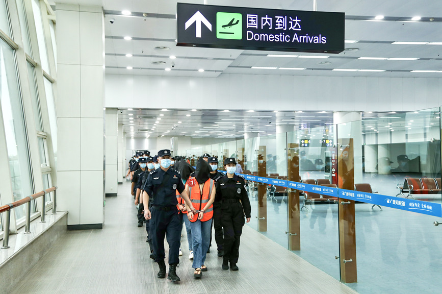 9月11日，河北省公安厅和保定市公安局从老挝押解冒充公检法以及虚假理财诈骗团伙犯罪嫌疑人54人抵达石家庄。 赵泽华摄