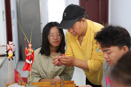 大學生們體驗面塑手工技藝。趙端攝