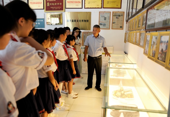 青少年學生群體參加非遺研學公益活動。趙端攝
