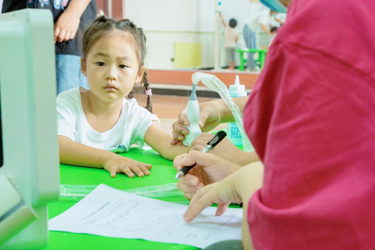 唐山市丰南区妇幼保健院医护人员为儿童做骨龄检测。 翟子阳摄