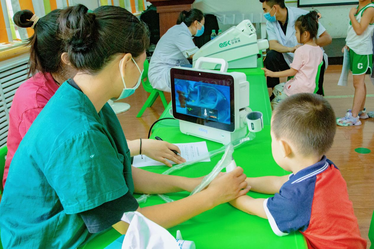 唐山市豐南區婦幼保健院醫護人員為兒童做骨齡檢測。 翟子陽攝