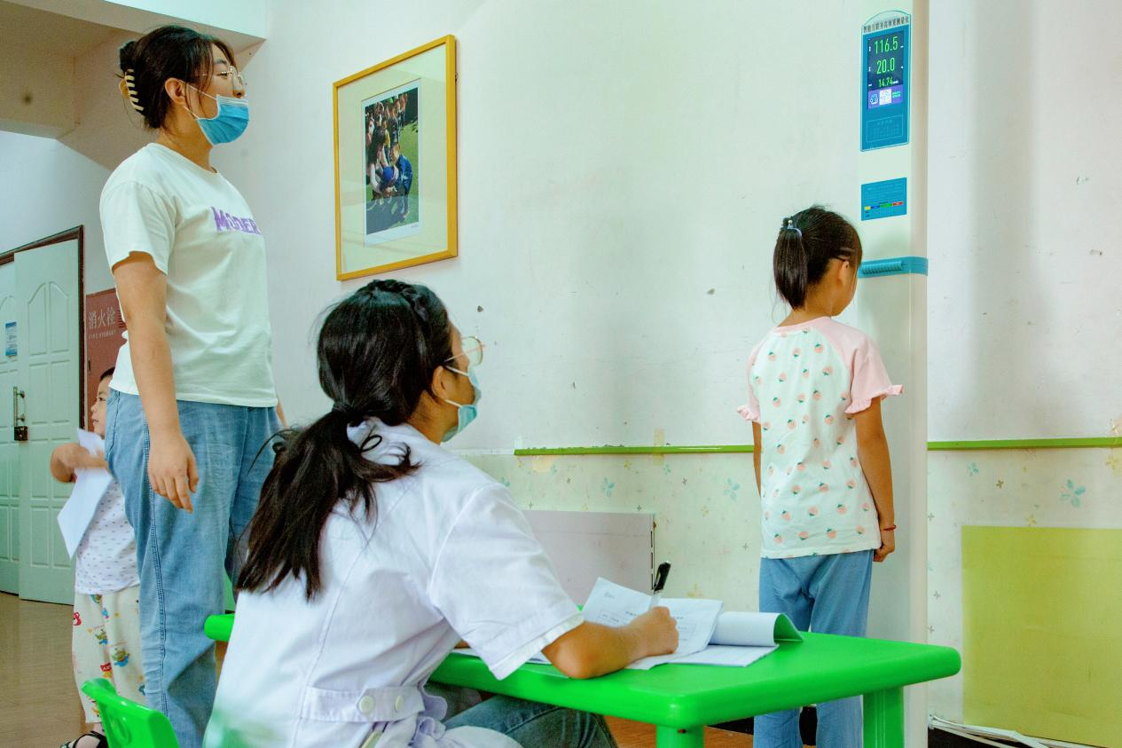 唐山市豐南區婦幼保健院醫護人員為兒童做身高、體重檢測。 翟子陽攝