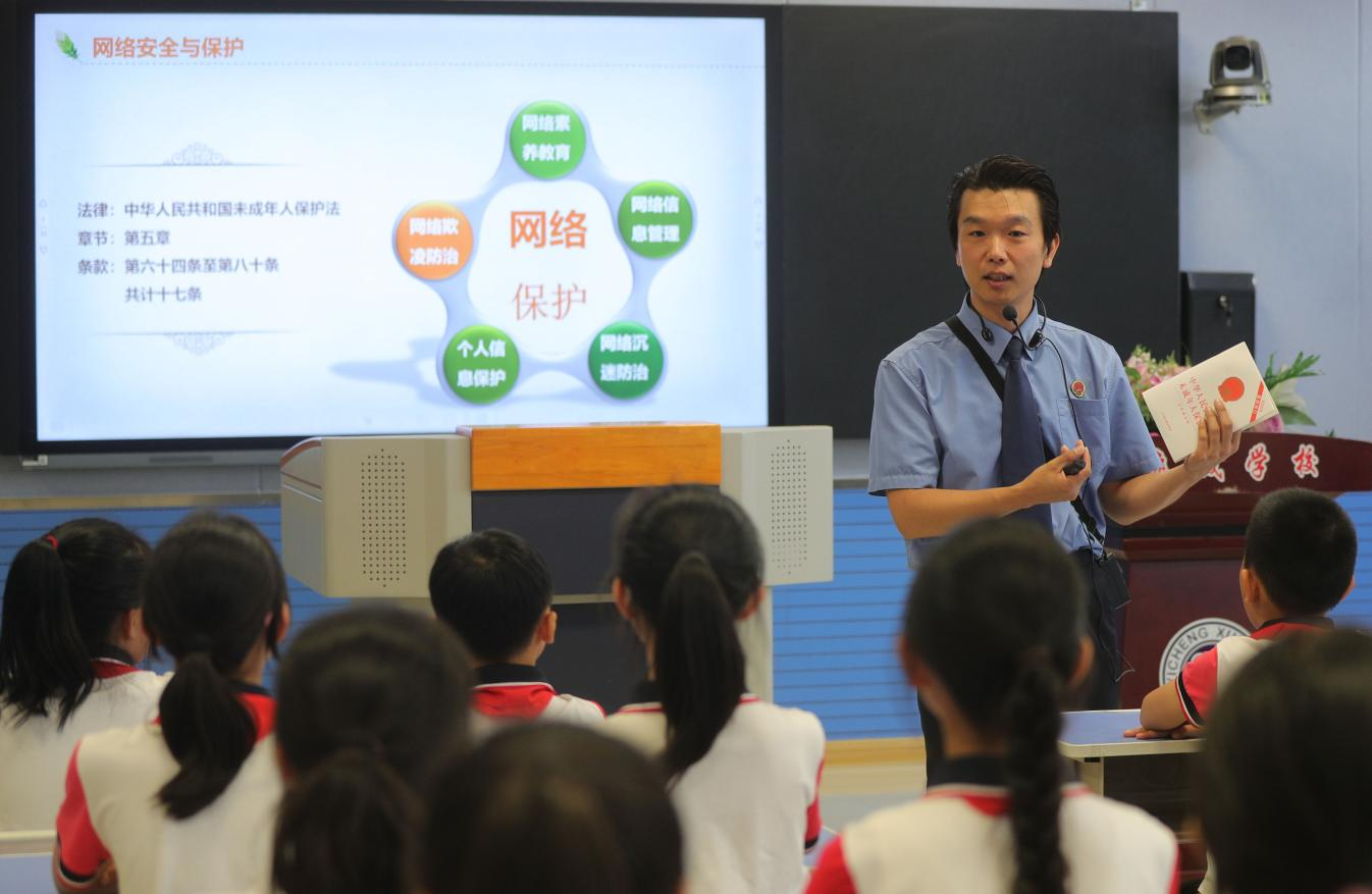 9月12日，秦皇島市網絡普法公益講師團成員、海港區人民檢察院干警王洋為逸城學校學生普及網絡安全與保護相關知識。 曹建雄攝