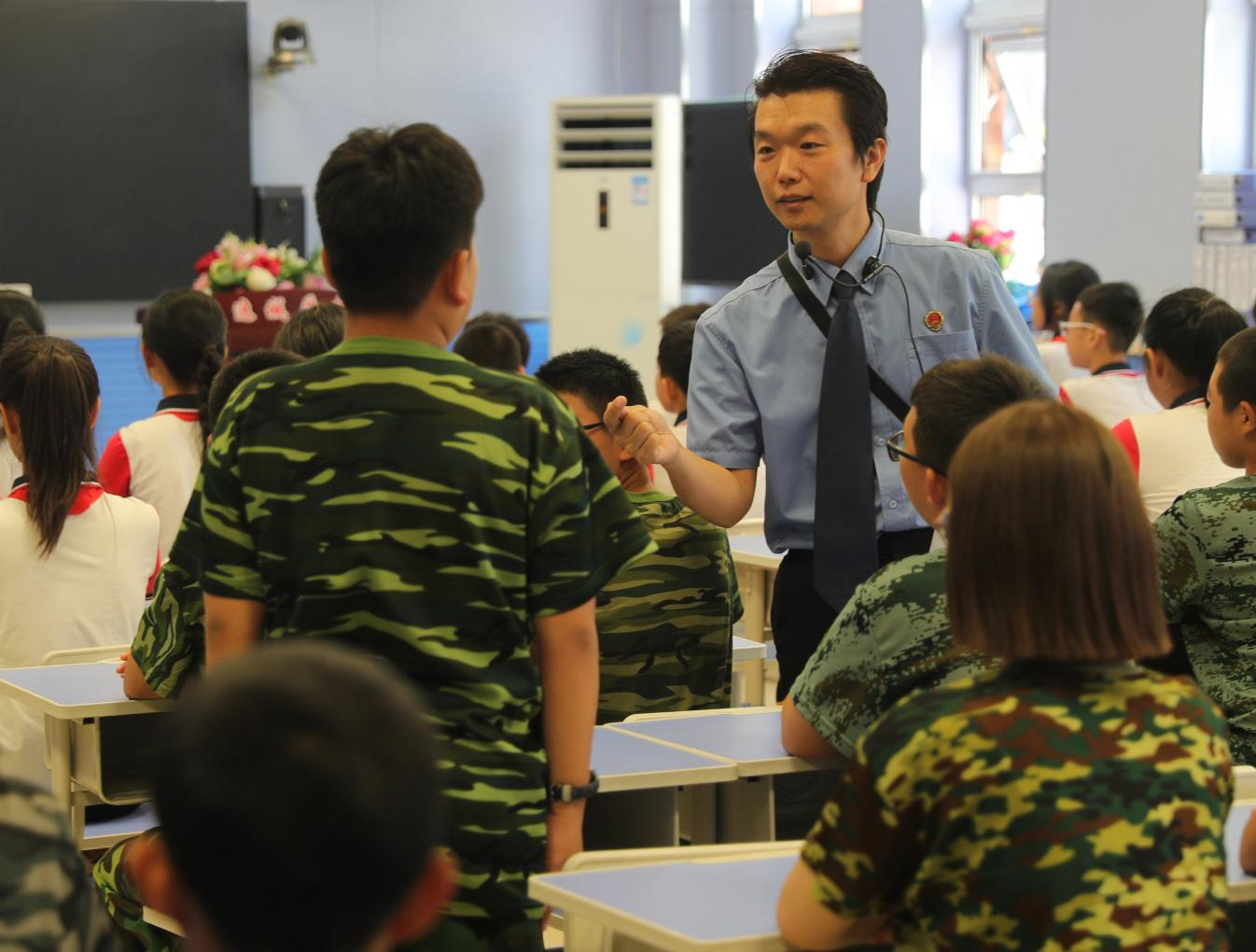 9月12日，秦皇島市網絡普法公益講師團成員、海港區人民檢察院干警王洋和逸城學校學生進行互動交流。 曹建雄攝