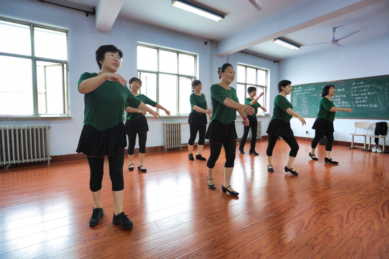 老年大學舞蹈課上，學員們在老師的指導下練習舞蹈。 畢帥攝