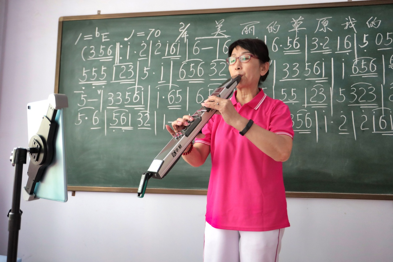 老年大學音樂課上，學員正在練習演奏電吹管。 畢帥攝