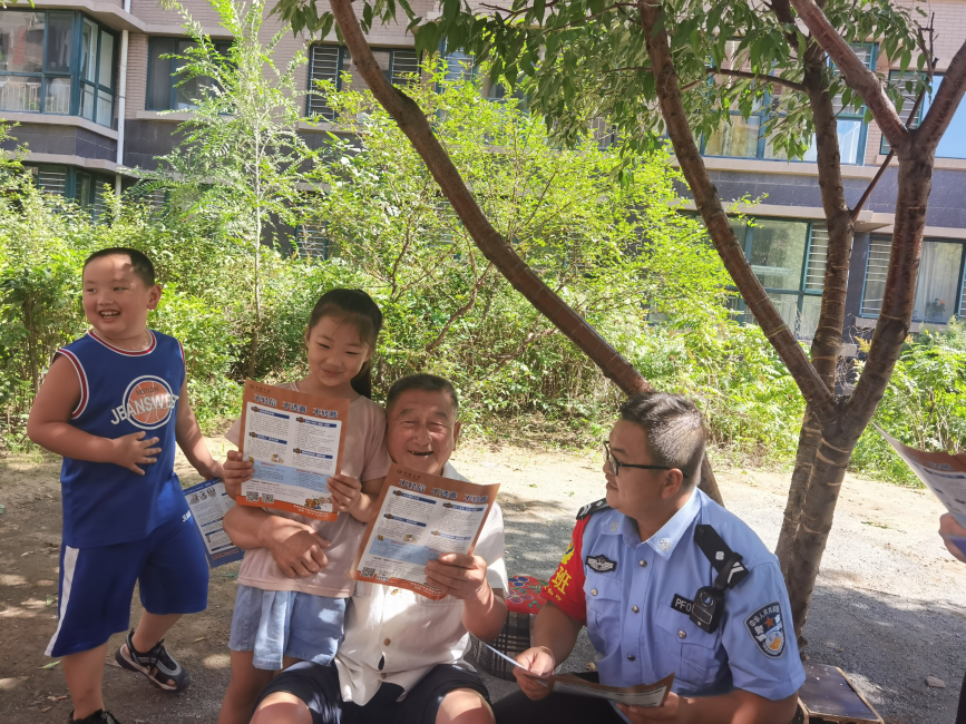 民警在小区向居民宣讲反诈知识。 王娜摄