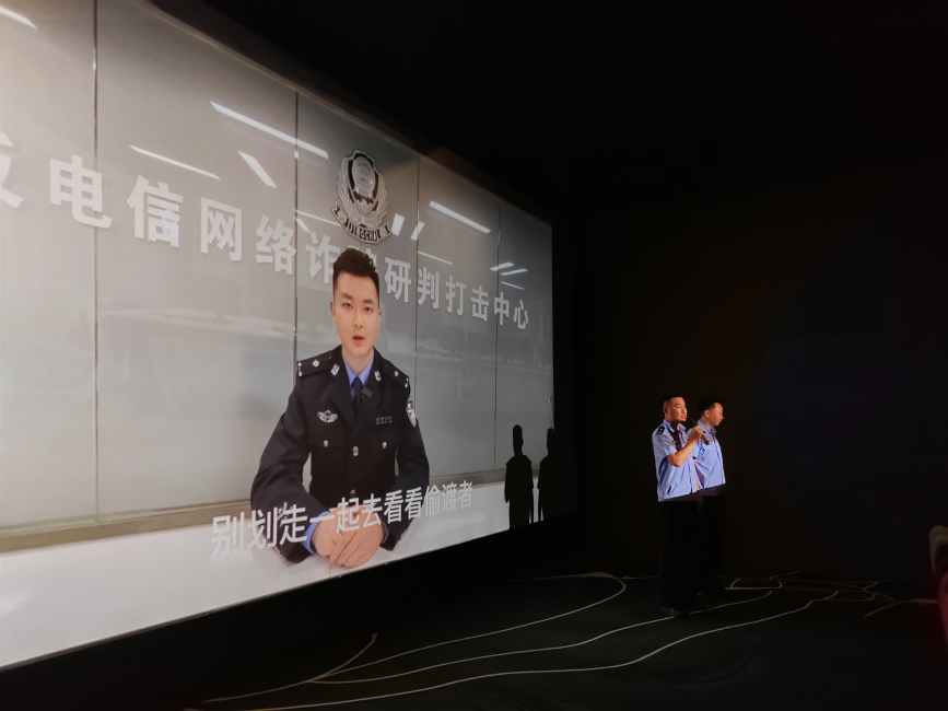 民警们在电影院开展反诈宣传。 宋志刚摄