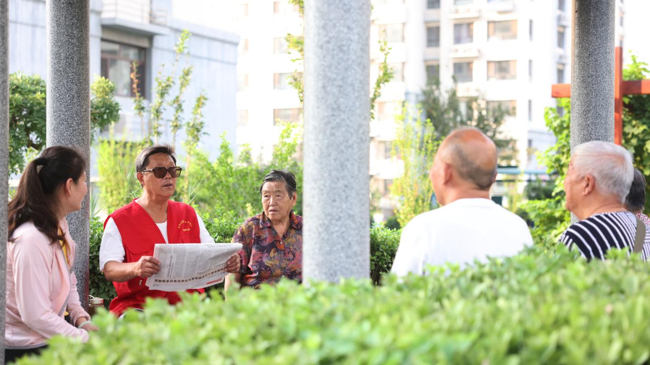 老党员带头讲，让凉亭成为理论学习主阵地。 杨晨摄