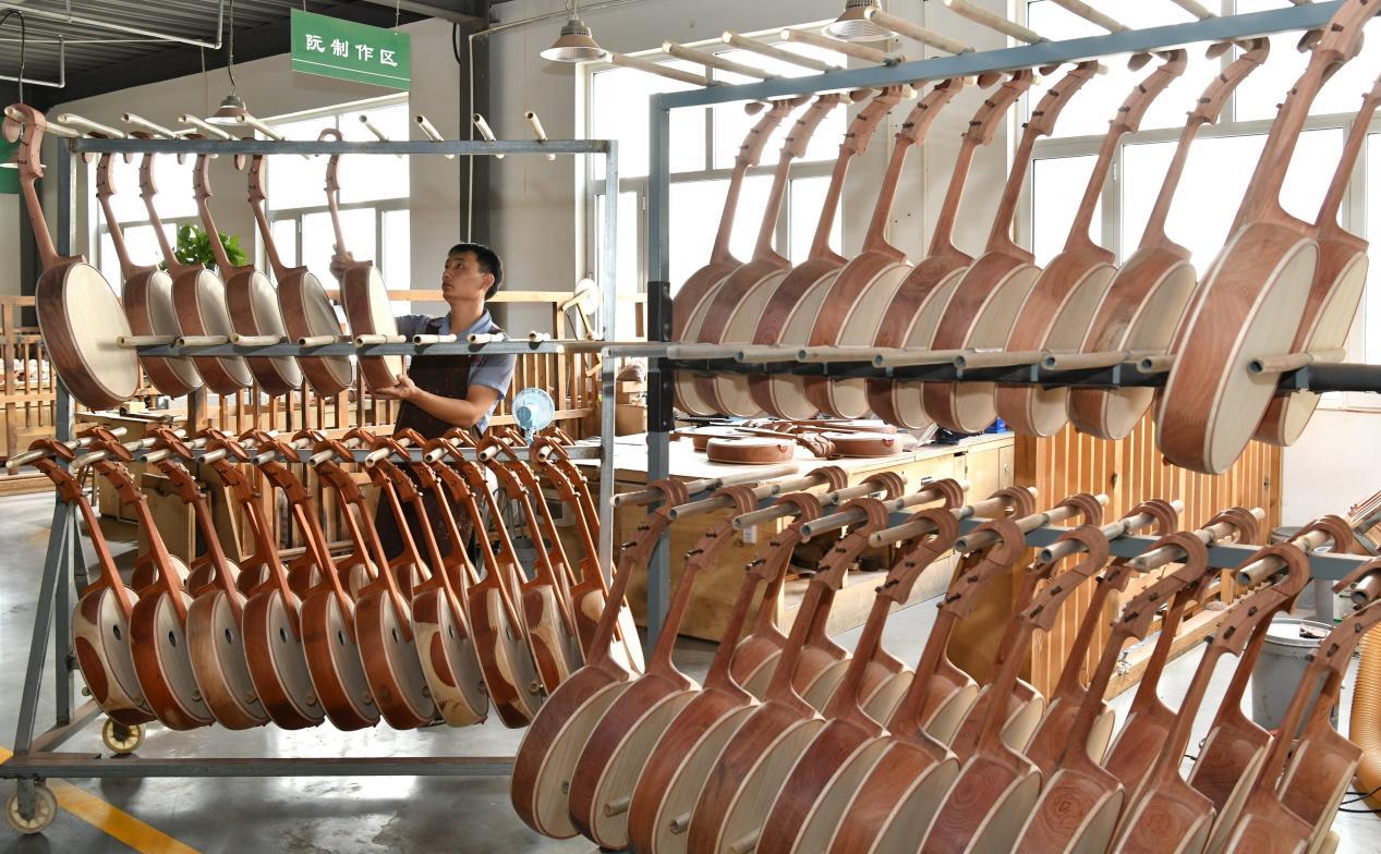 工人在肃宁县一家乐器企业的生产车间工作。 苑立伟摄