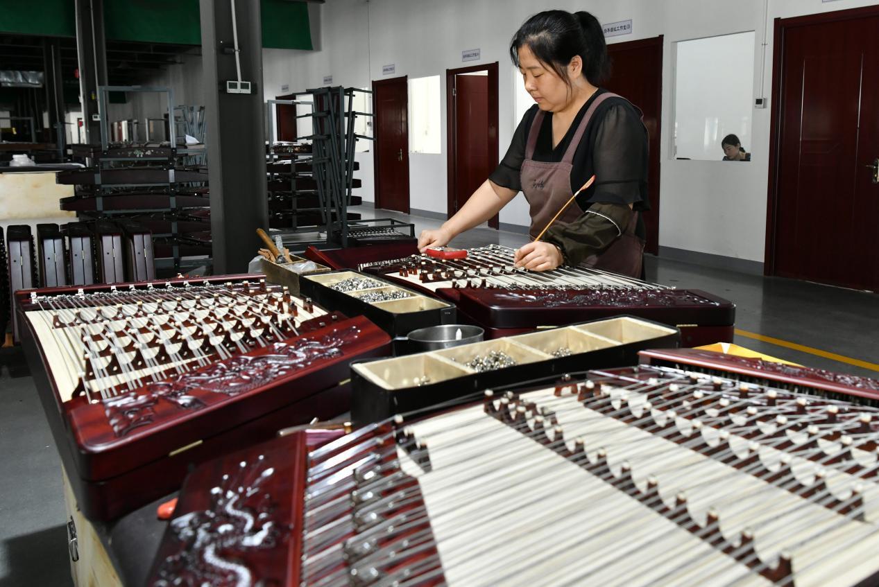 工人在肅寧縣一家樂器企業的生產車間工作。 苑立偉攝