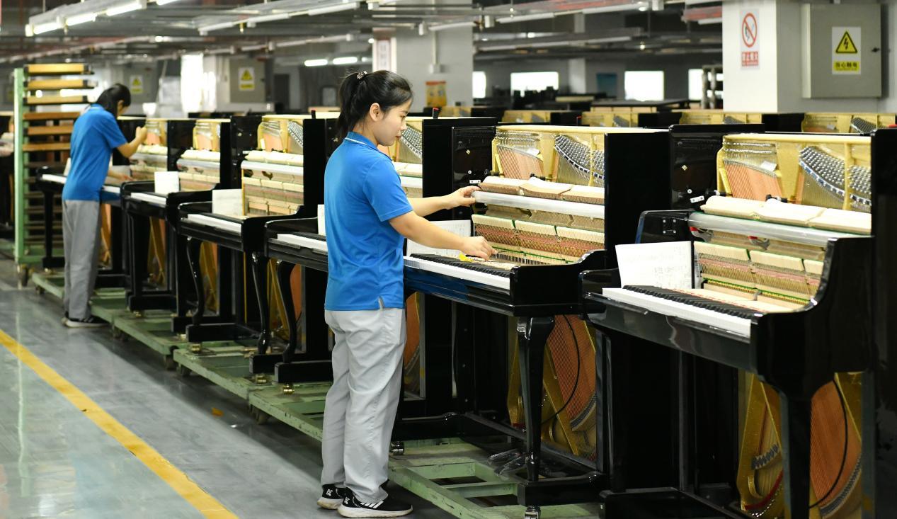 工人在肅寧縣一家樂器企業的鋼琴生產車間工作。 苑立偉攝