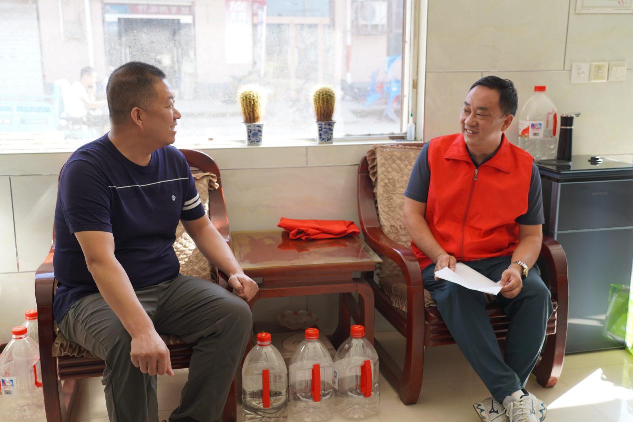 高阳县理论宣讲小分队队员付永恒走进庞口市场门店为商户讲解国家政策。 孟禹摄