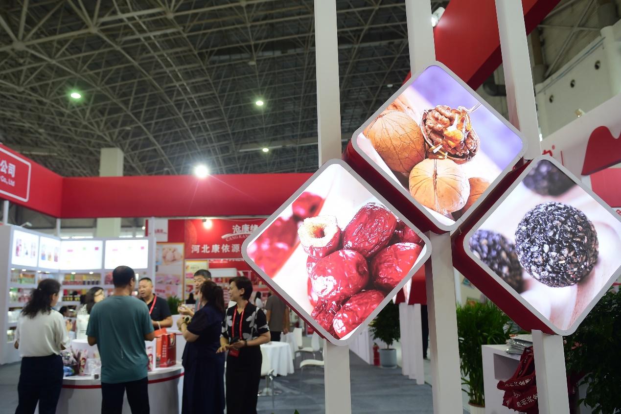 客商在2023中国（沧县）红枣及干坚果休闲食品博览会暨产业发展大会上参观。 傅新春摄