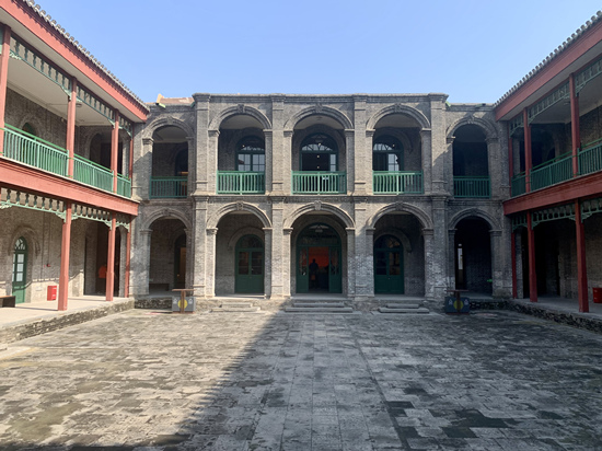 直隶审判厅，整个建筑坐北朝南，有南楼、北楼和东西配楼环绕。魏岳奇摄