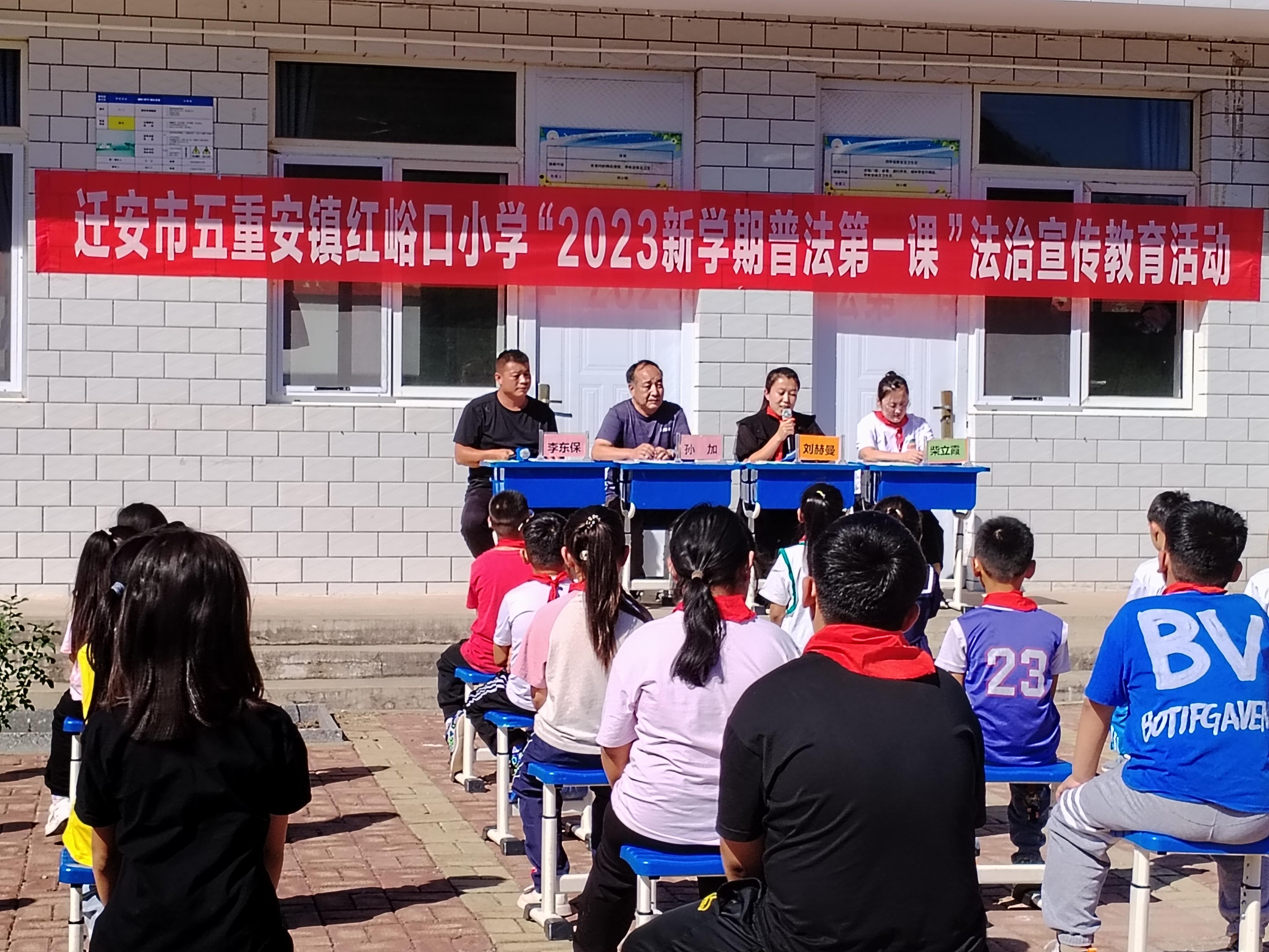 迁安市司法局普法工作者在小学上法制教育课。 刘赫曼摄