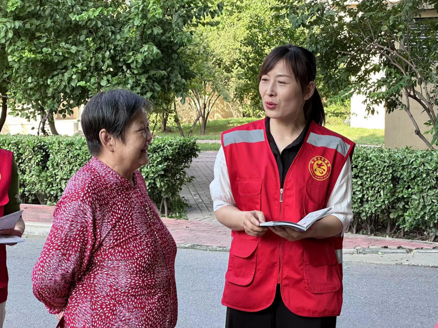 社区志愿者为辖区居民讲解网络安全知识。 孙艳梅摄