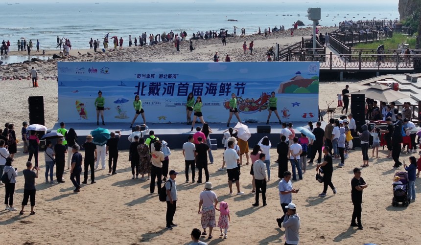 海鲜节开幕式现场。 郎千硕摄