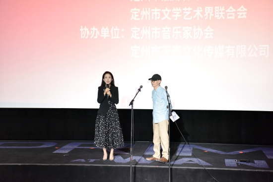 导演闫国喜携演员颜丹晨分享角色经历感受。 韩佳华摄