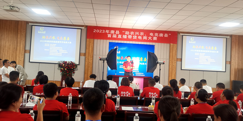 比赛现场，选手们正在进行模拟直播。 甄慧帅摄