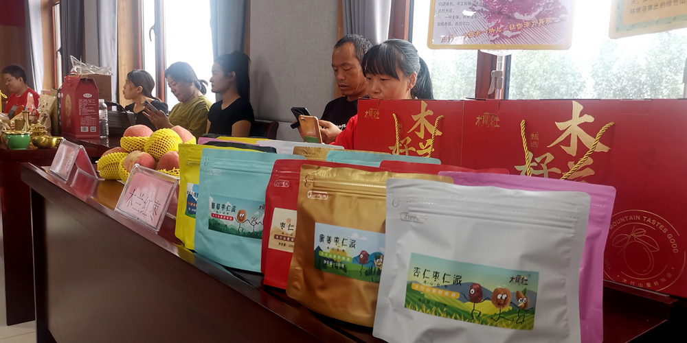 直播大赛现场，选手们展示的本土农特产品。 甄慧帅摄