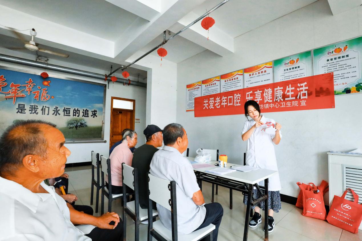在河北唐山丰南区唐坊镇敬老院，医护人员正在为老人们科普口腔健康知识。 毕帅摄