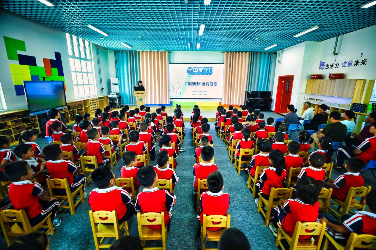 在河北唐山丰南区岔河镇中心幼儿园，牙医正在为小朋友和家长们讲解口腔健康知识。 毕帅摄