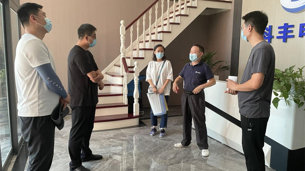 工作人员入企宣传。 张飞虎摄