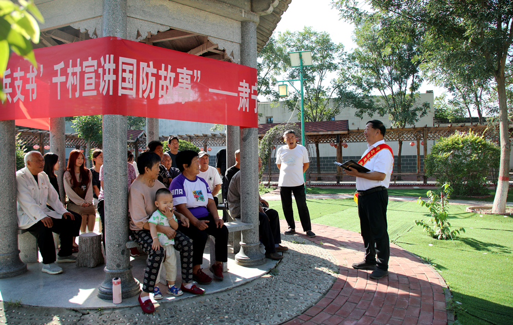 在肃宁县付家佐镇西泊庄村文化园，“兵支书”任树军宣讲国防故事。 刘巨雷摄
