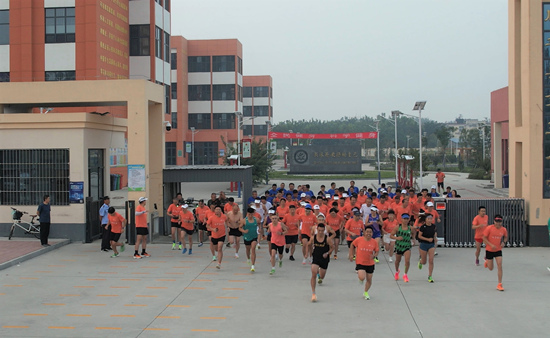 顺平县环城水系健步跑比赛开跑。张明月摄