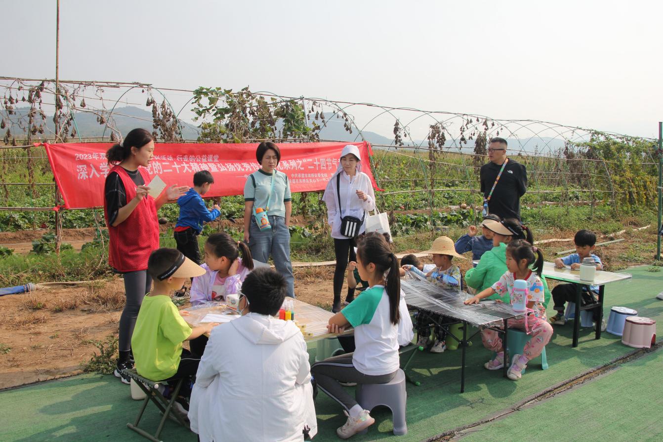 实践教育基地，孩子们感受丰收喜悦。 肖子惠摄