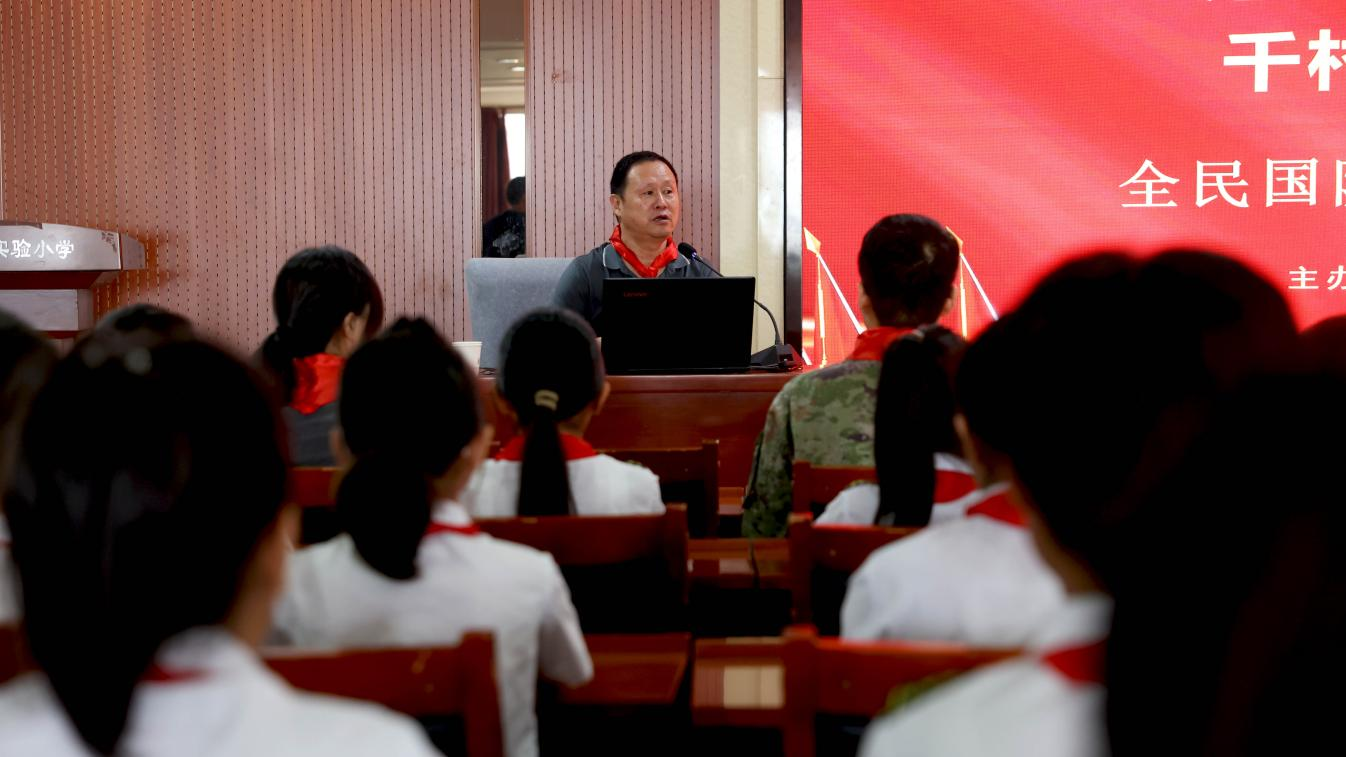 在沧州市第二实验小学，沧州市新华区退役老兵，“兵支书”宣讲员王成东正在为学生们进行国防知识宣讲。 杨晨摄