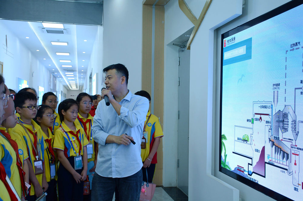 工作人员为学生讲解工艺流程。 胡宇婷摄