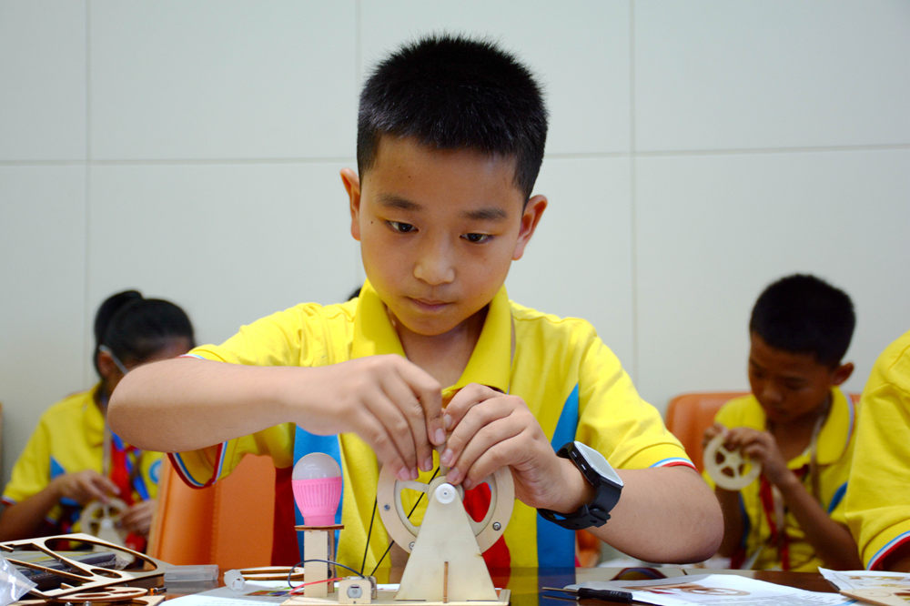 献县第四实验小学学生在制作手摇发电机。 胡宇婷摄