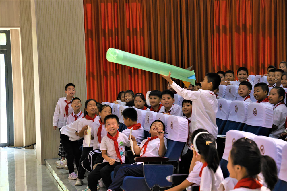 同學們積極互動，發射“塑料小火箭”。 齊紅雨攝