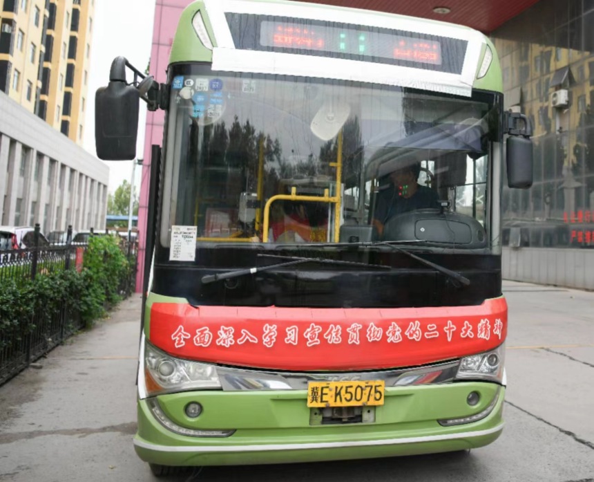 流动宣讲公交车。 高儒森摄