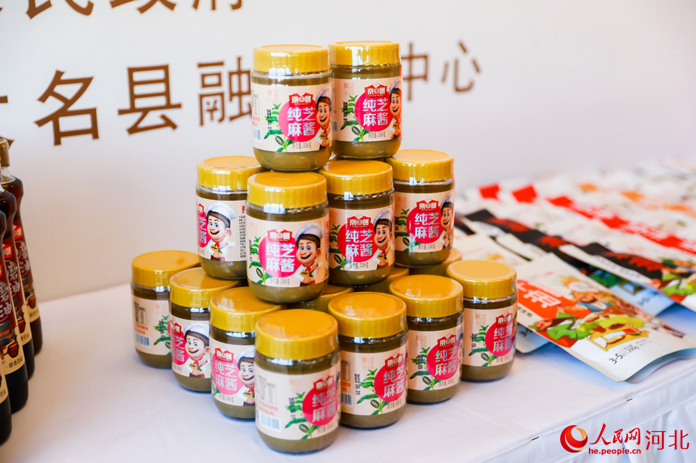 大名企業加工生產的芝麻醬產品。  人民網記者 周博攝