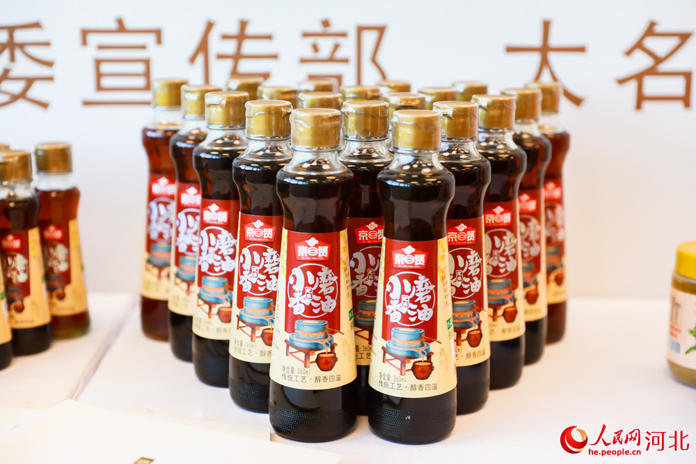 大名企業生產的小磨香油。 人民網記者 周博攝