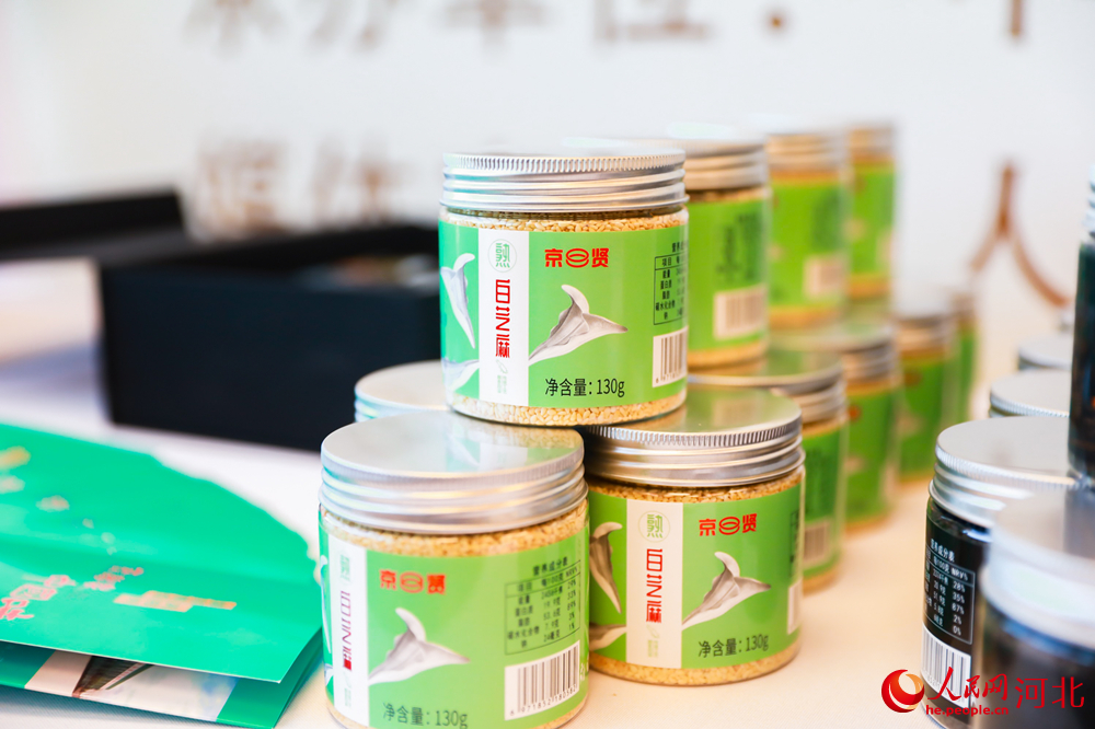 大名企業加工生產的熟白芝麻產品。 人民網記者 周博攝