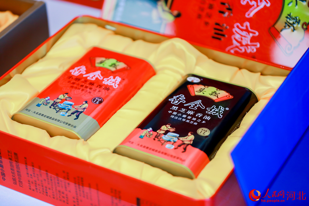 大名企業加工生產的芝麻香油產品。 人民網記者 周博攝