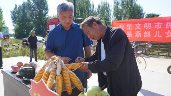 曲阳县农业技术人员为农户讲解。 曲阳县委宣传部供图