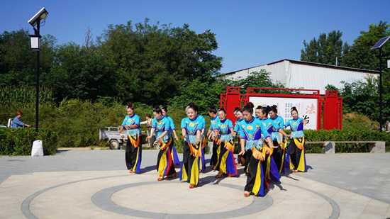 燕赵镇村民自编自导的秧歌舞表演。 曲阳县委宣传部供图
